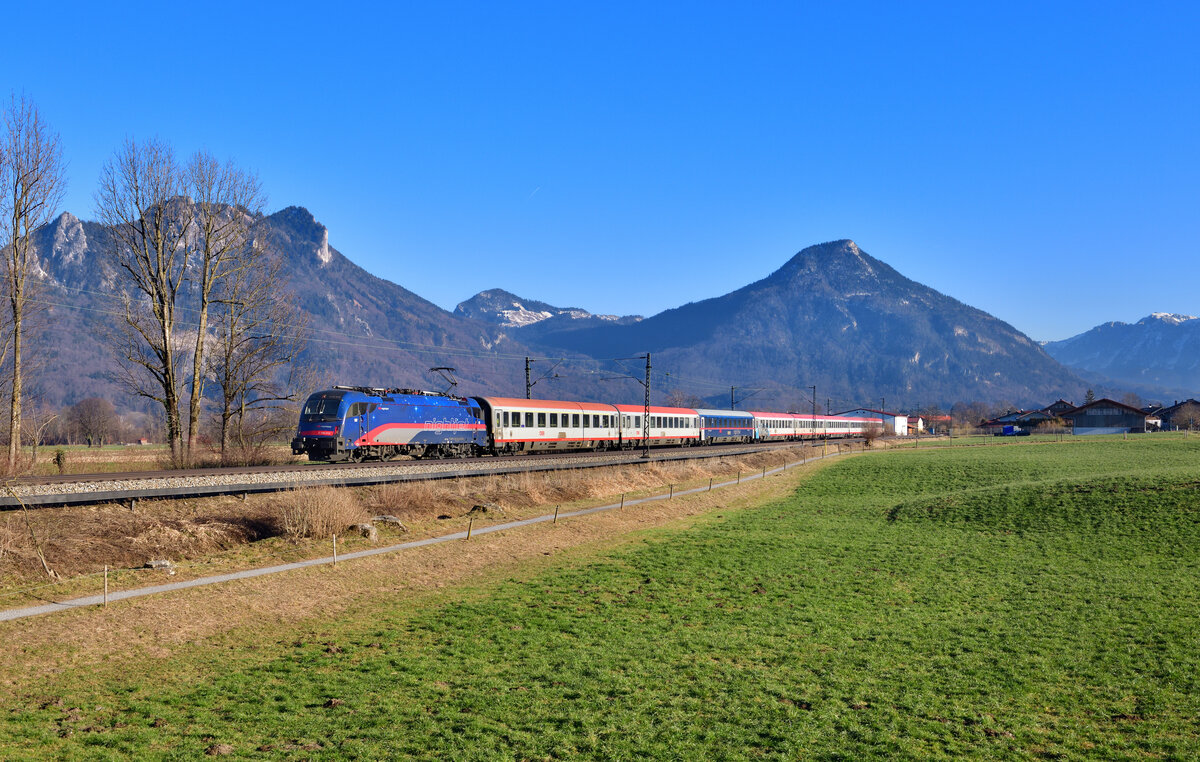 1216 012 mit einem EC am 14.02.2023 bei Brannenburg.