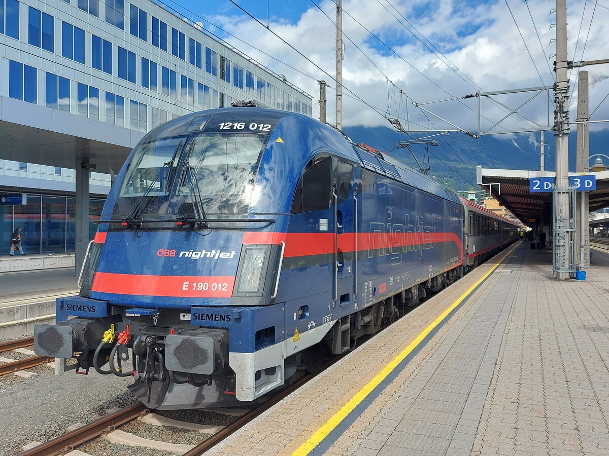 1216 012 im Nightjet-Design fotografiert am 19.09.2023 um 13:16 Uhr mit dem EC 85 beim Zwischenhalt in Innsbruck HBF. Der Zug fährt von München nach Venedig. 