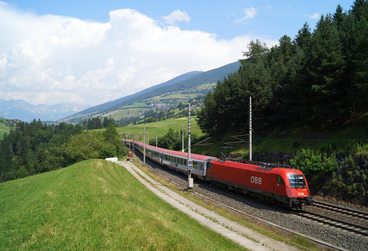 1216 013-3 zieht den EC 85  DB-ÖBB EuroCity  (München Hbf - Bologna Centrale) bei Mühlbachl in Richtung Brenner, 01.07.2019.