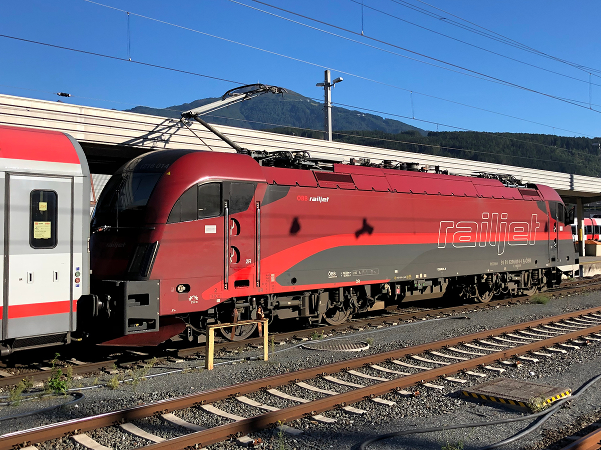 1216 014 bei der Ausfahrt auf Gleis 6 mit dem EC 83 nach Verona P.N. Aufgenommen in Innsbruck Hbf am 13.09.2019