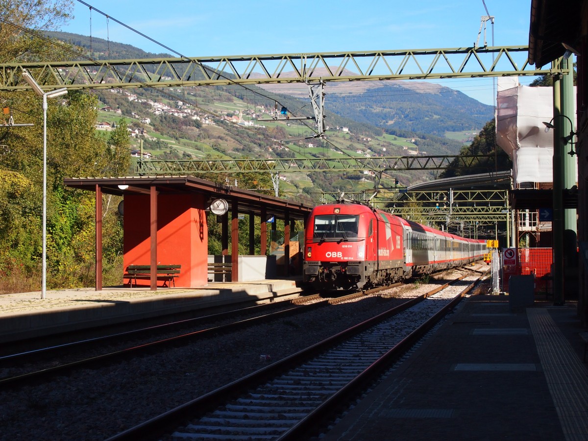 1216 014/ E 190 014 zieht den EC 1289 von München nach Venezia Santa Lucia. Am 18.10.14 bei der Durchfahrt Waidbruck.