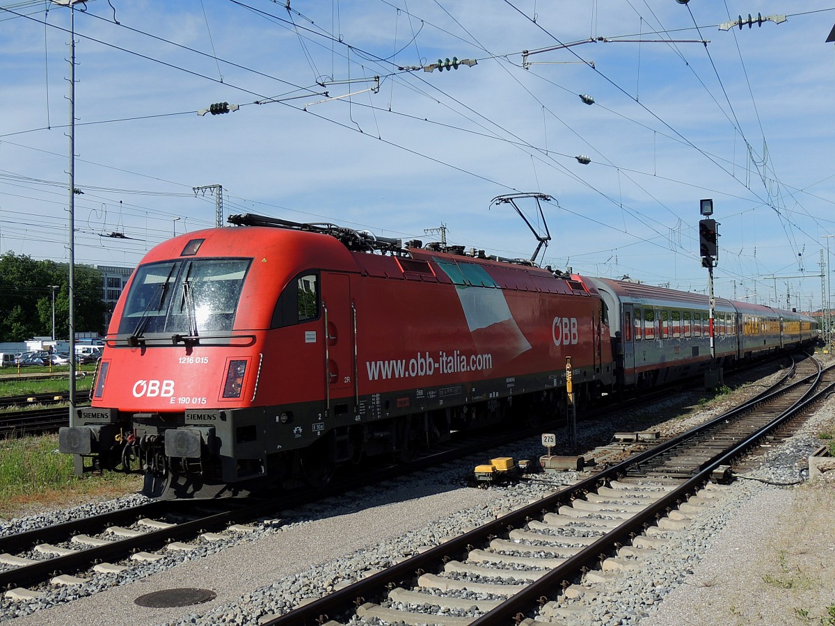 1216 015-8, bzw. E190v015(obb-italia.com)erreicht mit EC88 den Zwischenhalt München-Ost; 150508