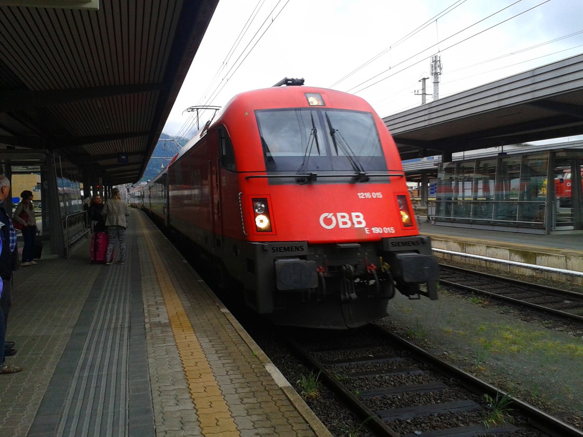 1216 015 mit EC 89  DB-ÖBB EuroCity  (München Hbf - Verona Porta Nuova) am 15.5.2015 bei der Einfahrt in Innsbruck Hbf.