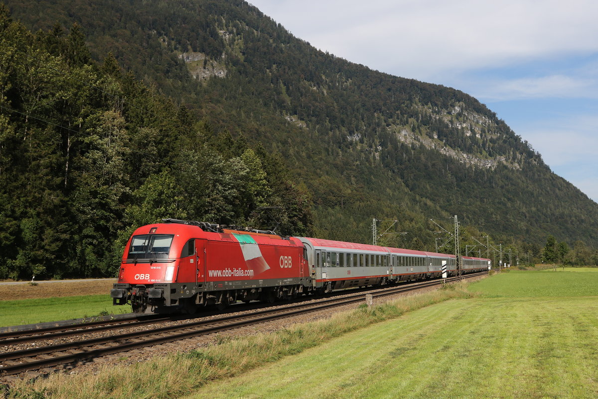 1216 015 mit einem  EC  aus München kommend am 10. September 2020 bei Niederaudorf.