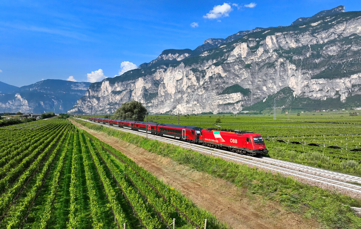 1216 015 mit einem RJ am 28.08.2024 bei Salurn.