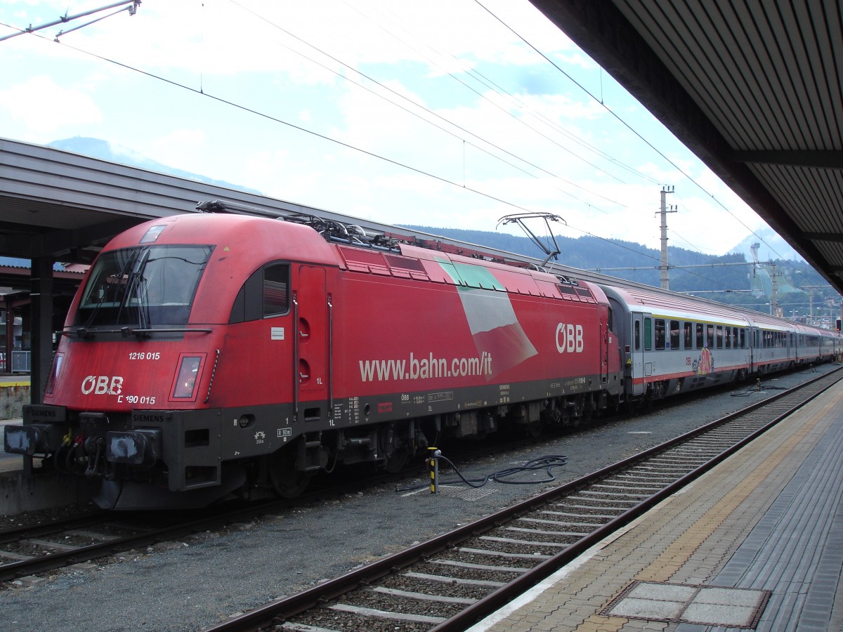 1216 015 OBB (E190 015) mit EC in Innsbruck Hbf, 13-08-2013
Sehen Sie Videos in youtube - http://www.youtube.com/user/cortiferroviariamato/videos
 - Auch 103 245 mit CNL Amsterdam-Innsbruck