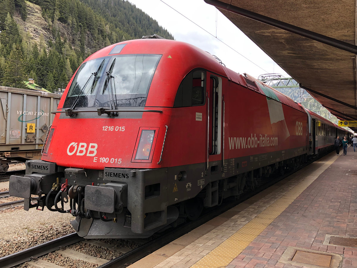 1216 015 wartet mit dem EC 87 auf Gleis 6 auf die Weiterfahrt nach Venezia Santa Lucia. Aufgenommen am Bahnhof Brenner/Brennero am 18.05.2019.