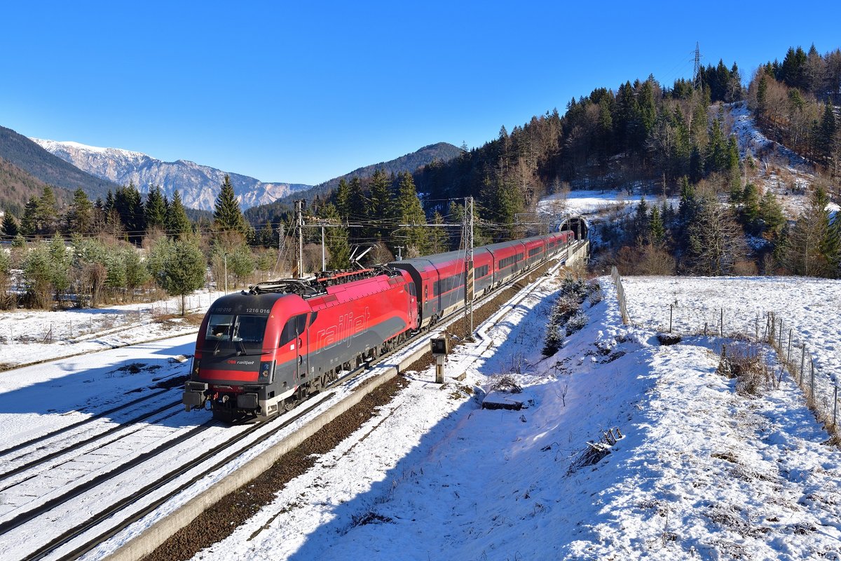 1216 016 mit RJ 131 am 28.12.2019 bei Tarvisio. 