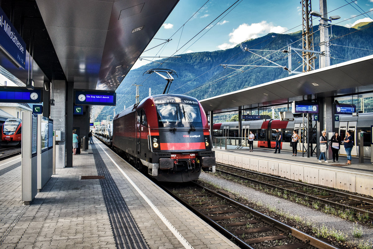 1216 017-4 durchfährt mit einem Güterzug, auf dem Weg nach Salzburg, den Bahnhof Spittal-Millstättersee.
Aufgenommen am 26.7.2018.