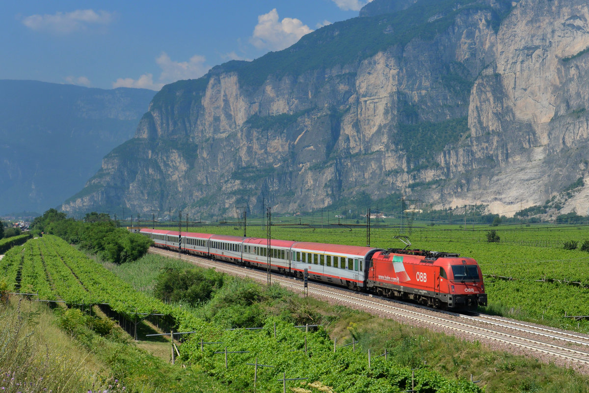 1216 017 mit EC 88 am 20.07.2016 bei Salurn. 