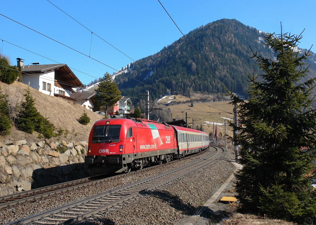 1216 017 mit einem EC nach München am 08.03.2011 bei St. Jodok am Brenner.