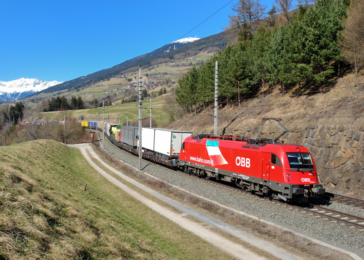 1216 017 mit einer Rola am 07.04.2010 bei Matrei am Brenner. 