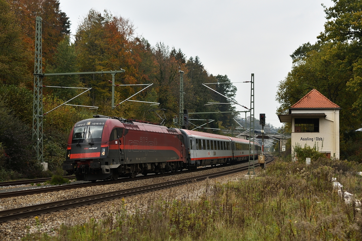 1216 017 zieht am 20. Oktober 2018 einen EC aus München durch Aßling.