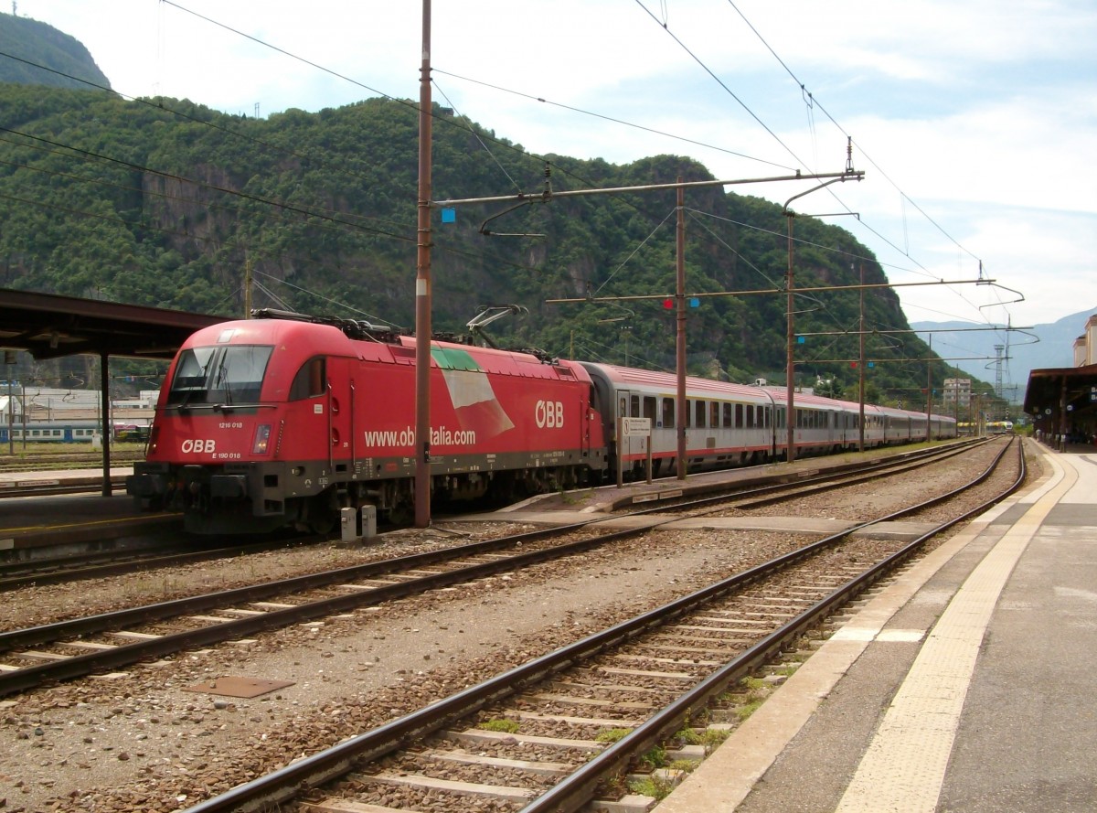 1216 018-2 mit EC 80 (Verona Porta Nuova - München Hbf) am 23.7.2015 beim Halt in Bolzano/Bozen.