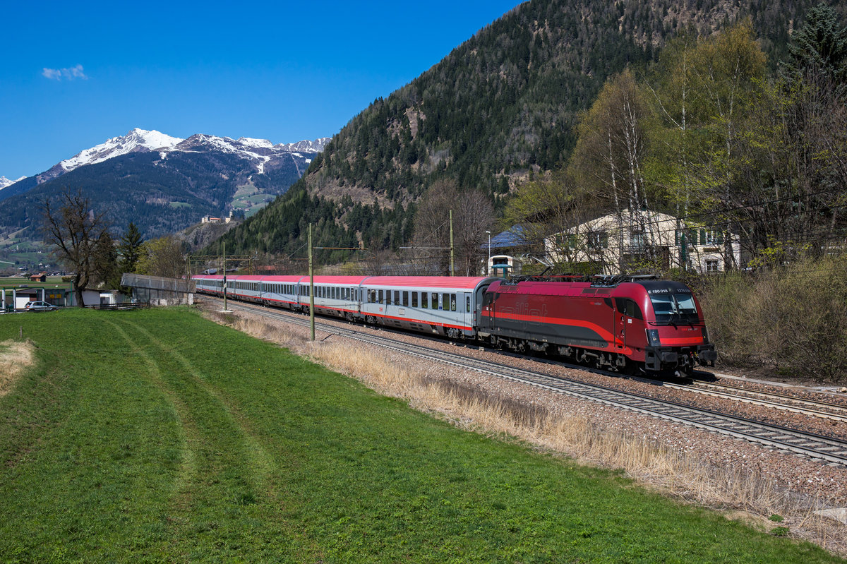 1216 018, die bereits mit der Railjet-Lackierung unterwegs ist, fährt mit einem Eurocity am 8. April 2017 bei Campo di Trens in Richtung Bozen.