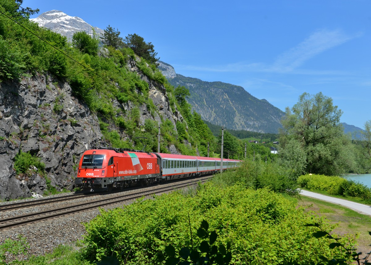 1216 018 mit einem EC am 19.05.2012 bei Jenbach. 