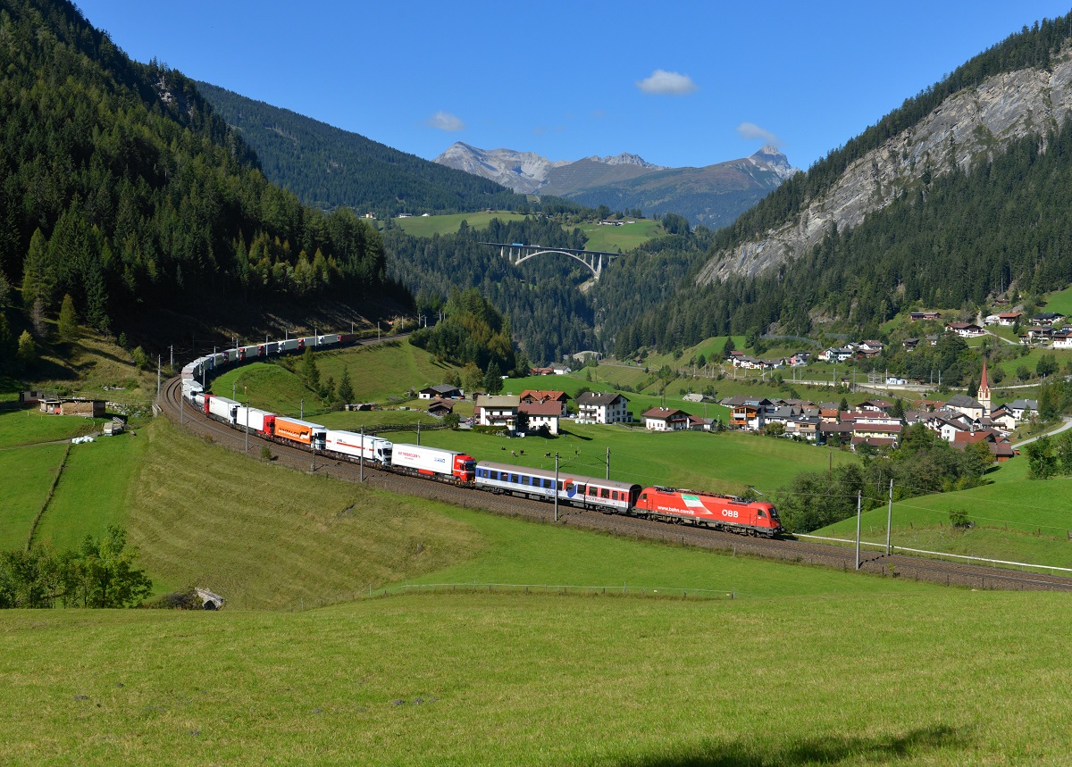 1216 018 mit einer Rola am 28.09.2014 bei St. Jodok am Brenner. 