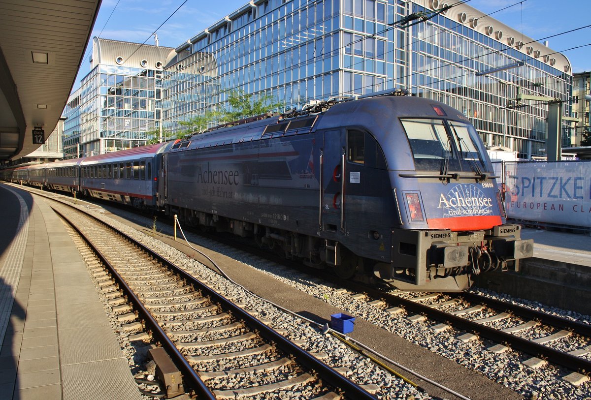 1216 019-0 steht am 13.8.2017 mit dem EC289 nach Innsbruck Hauptbahnhof im Münchener Hauptbahnhof bereit.