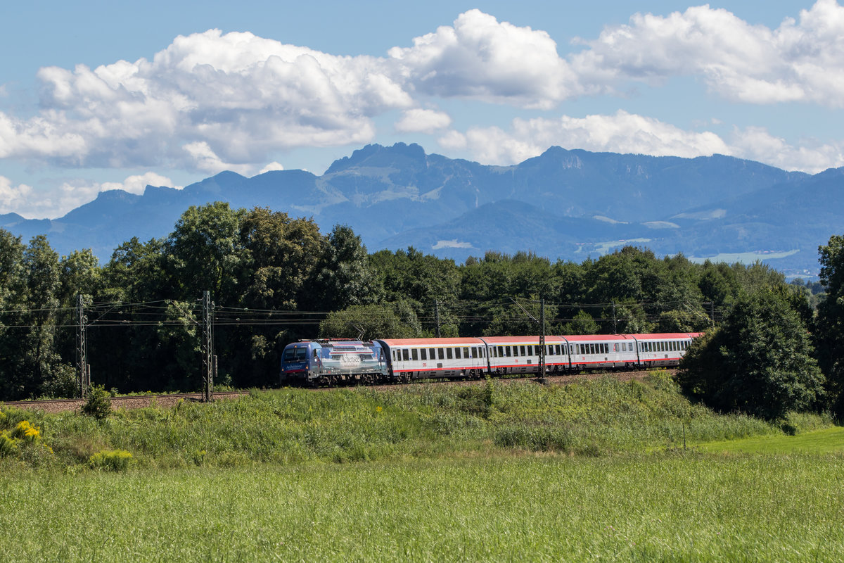 1216 019  Achensee  fährt mit einem Eurocity in Richtung München und hat soeben Großkarolinenfeld hinter sich gelassen, aufgenommen am 13. August 2016.