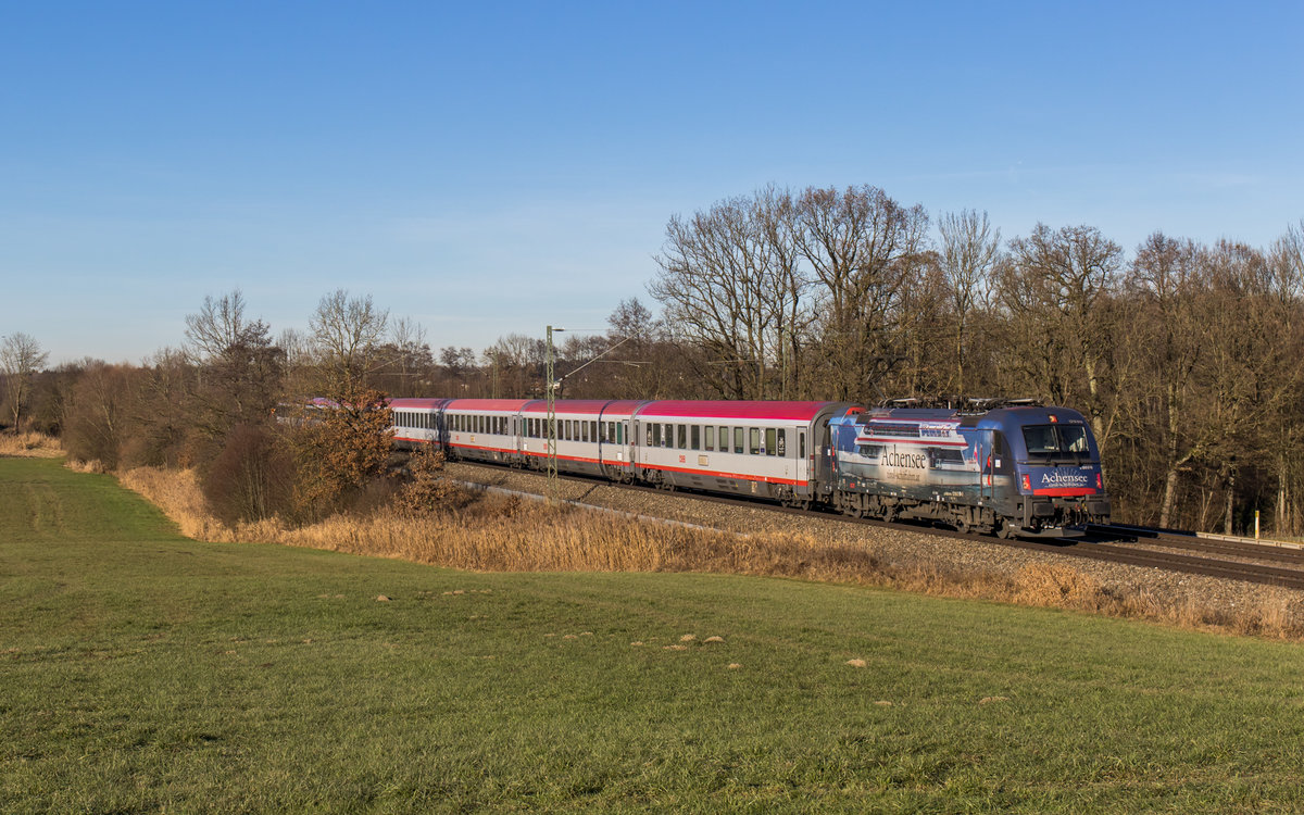 1216 019  Achensee  fährt mit einem Eurocity bei Hilperting in Richtung Brenner, aufgenommen am 10. Dezember 2016.
