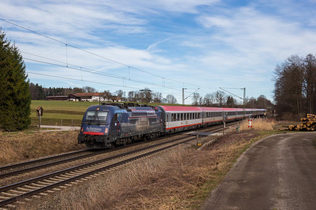 1216 019  Achensee  fährt mit einem EC in Richtung Brenner, aufgenommen am BÜ Vogl am 4. März 2017.