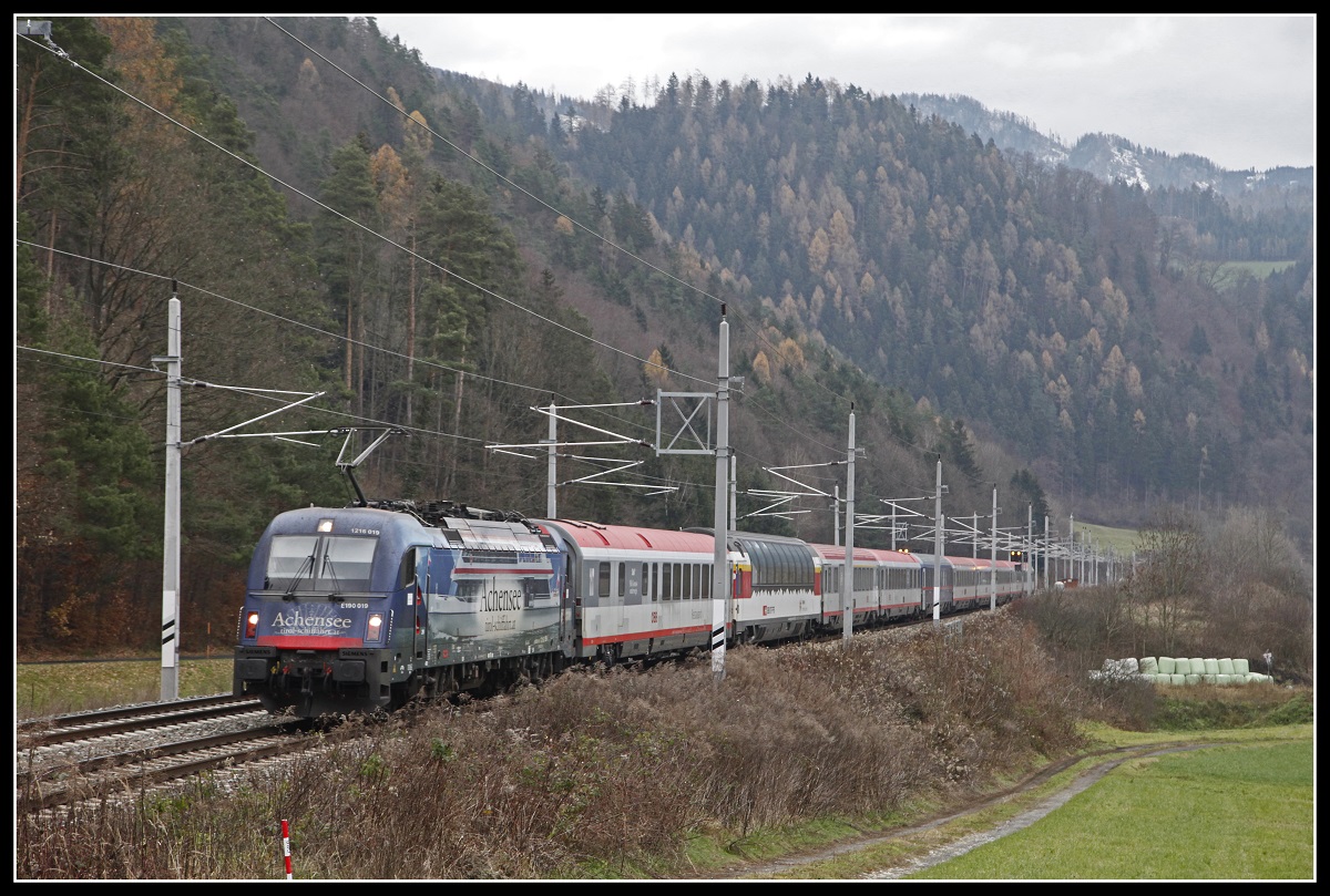 1216 019 (Achensee) mit EC164 bei Pernegg am 3.12.2018.