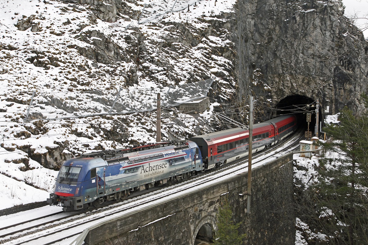 1216 019 (Achensee) mit Railjet beim Weinzettelwandtunnel am 24.01.2018.