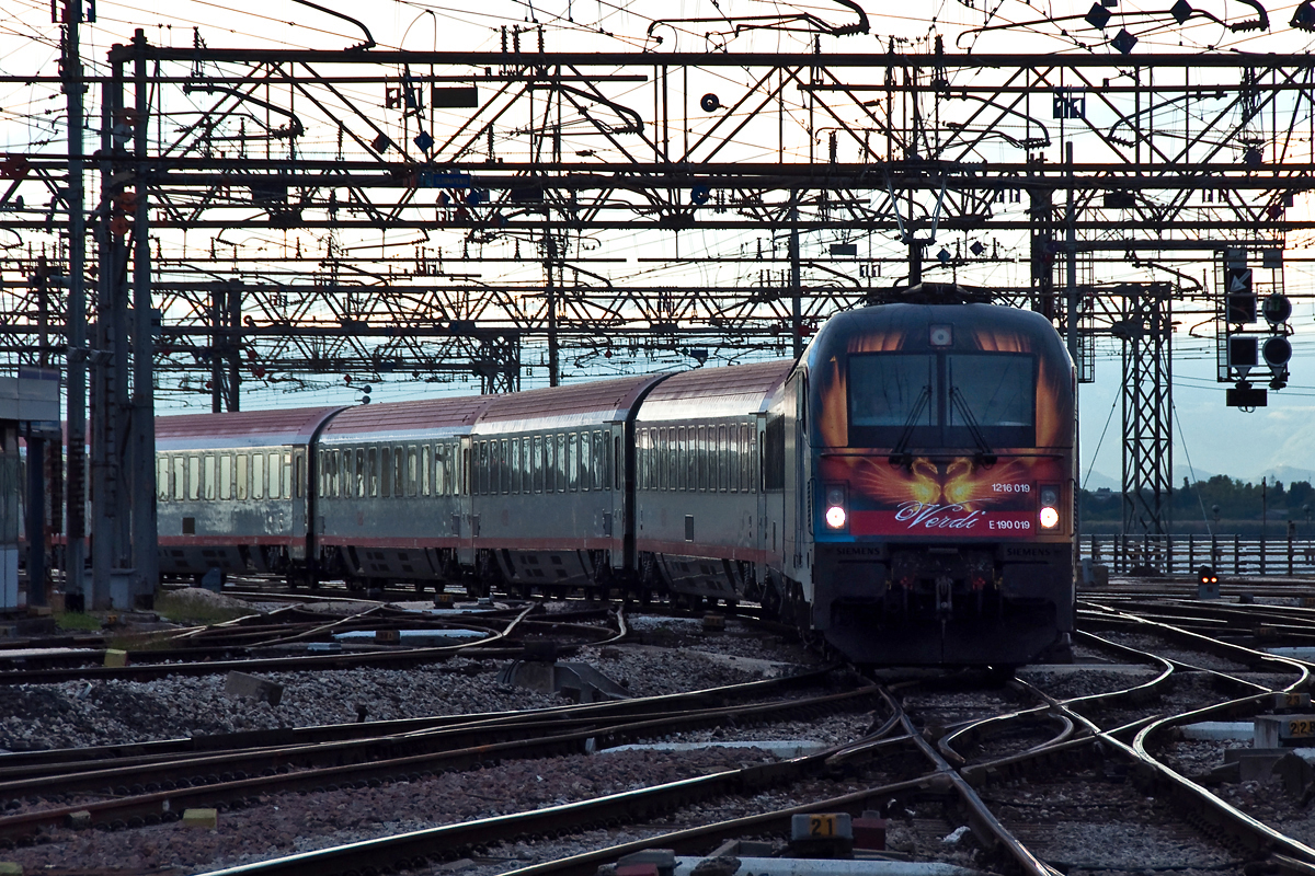 1216 019 erreicht mit dem EC 87 den Zugendbahnhof Venezia SL. Die Aufnahme enstand am 11.09.2013.