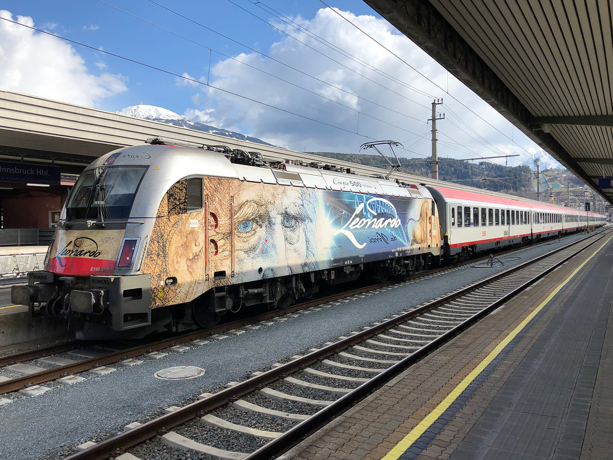 1216 019  Leonardo da Vinci  wartet mit ihrem REX 5333 am Bahnsteig 6 auf die Abfahrt nach Kufstein.
Innsbruck Hbf am 20.04.2021