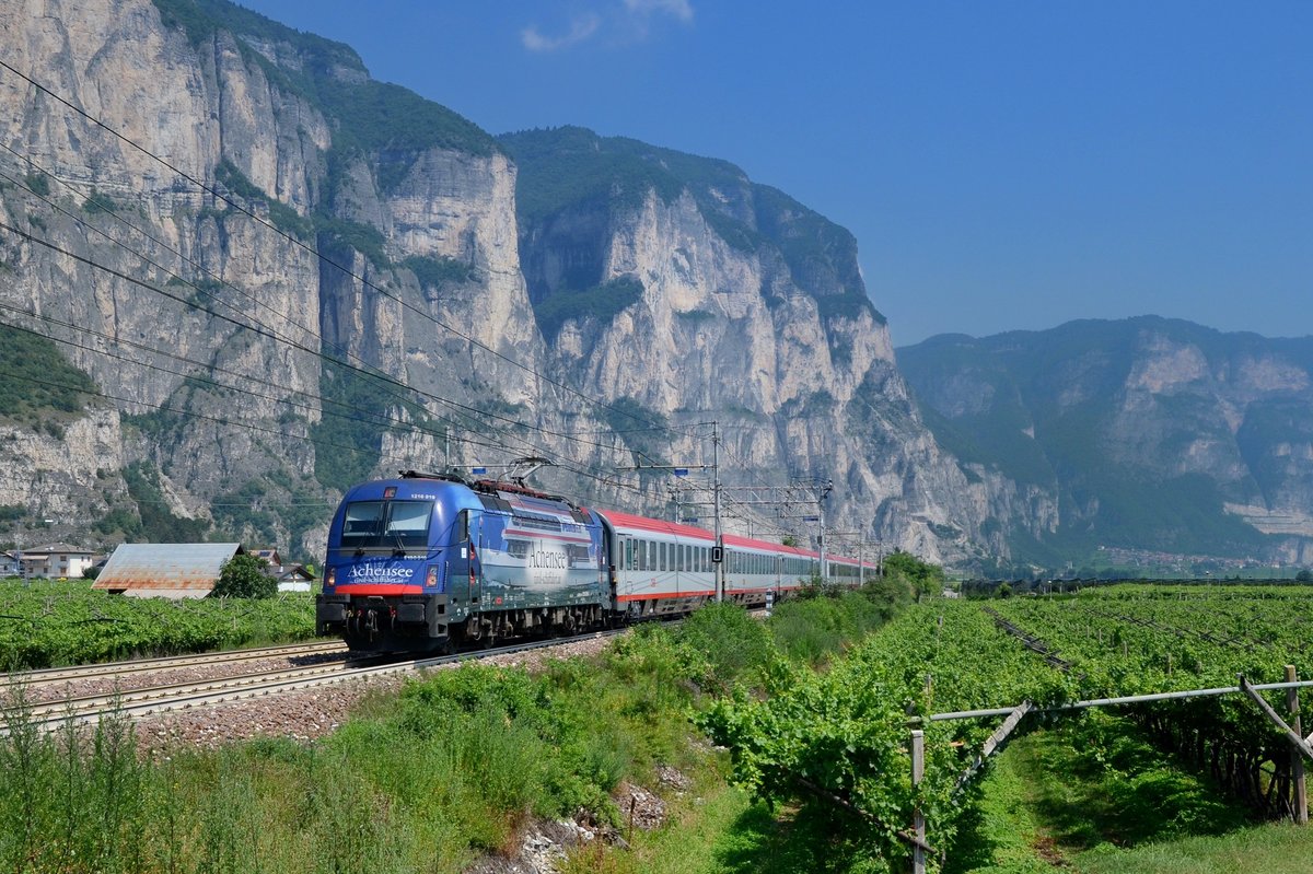 1216 019 mit EC 81 am 20.07.2016 bei Mezzocorona. 