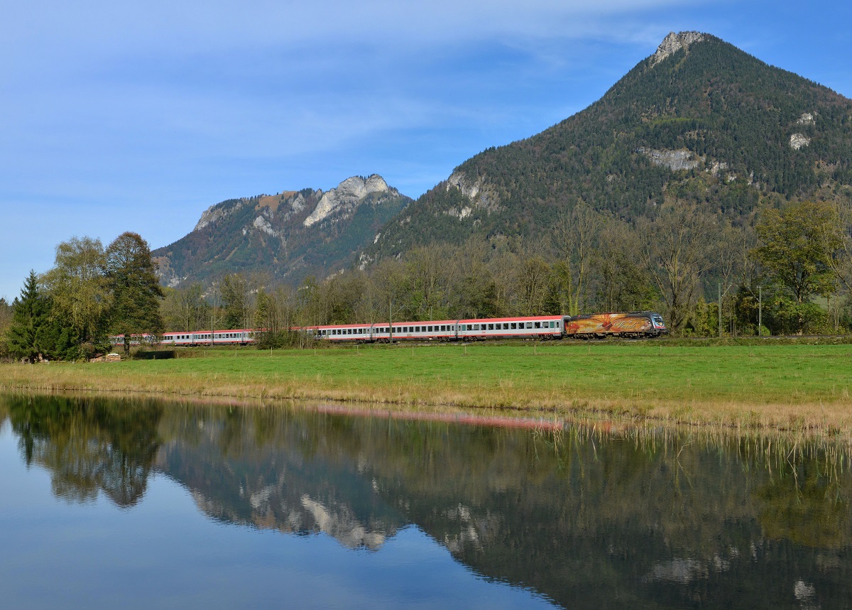 1216 019 mit EC 89 am 18.10.2014 bei Niederaudorf. 