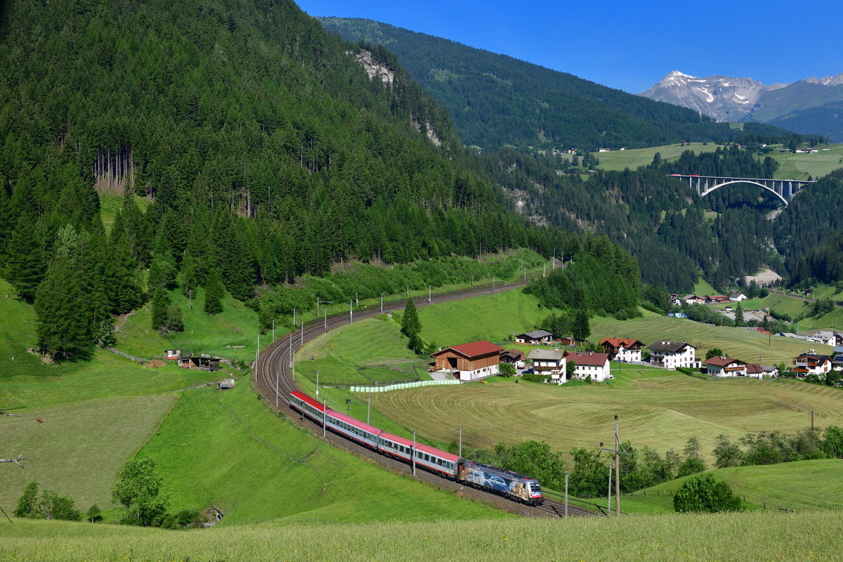1216 019 mit einem REX am 25.06.2019 bei St. Jodok am Brenner.