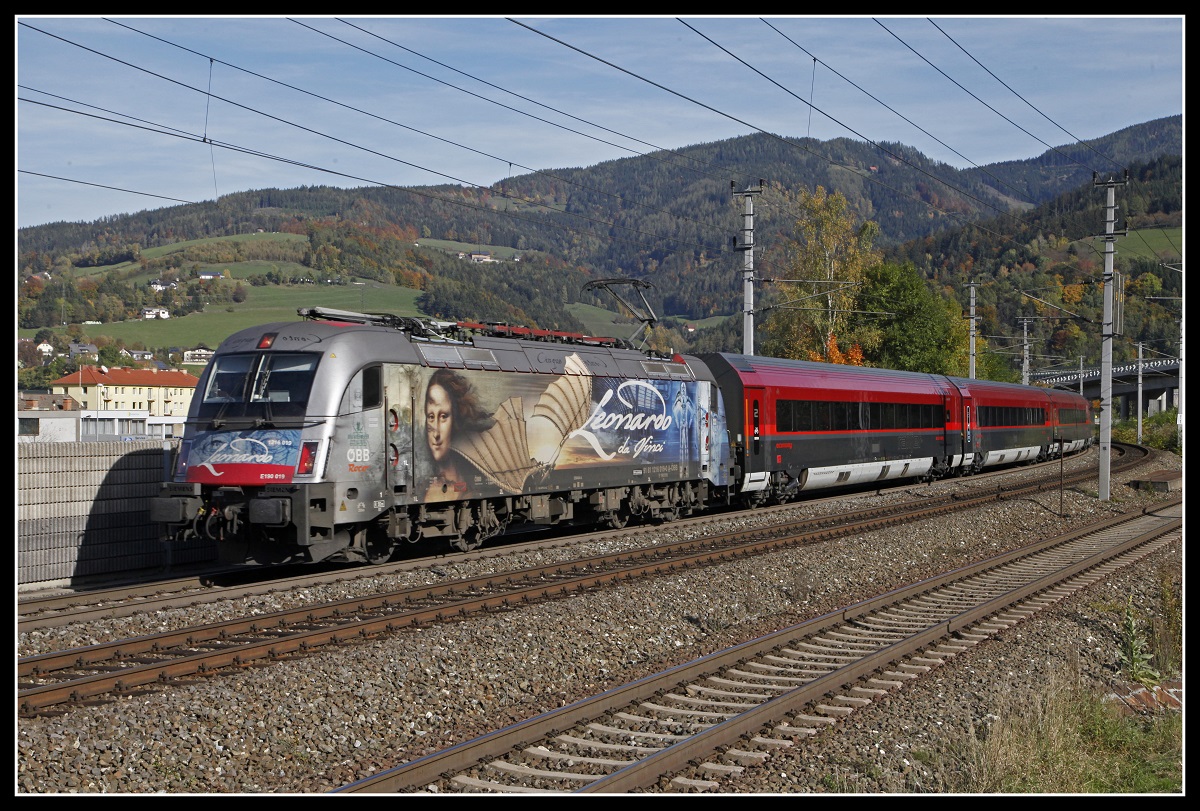 1216 019 mit Railjet bei Bruck an der Mur am 18.10.2019.