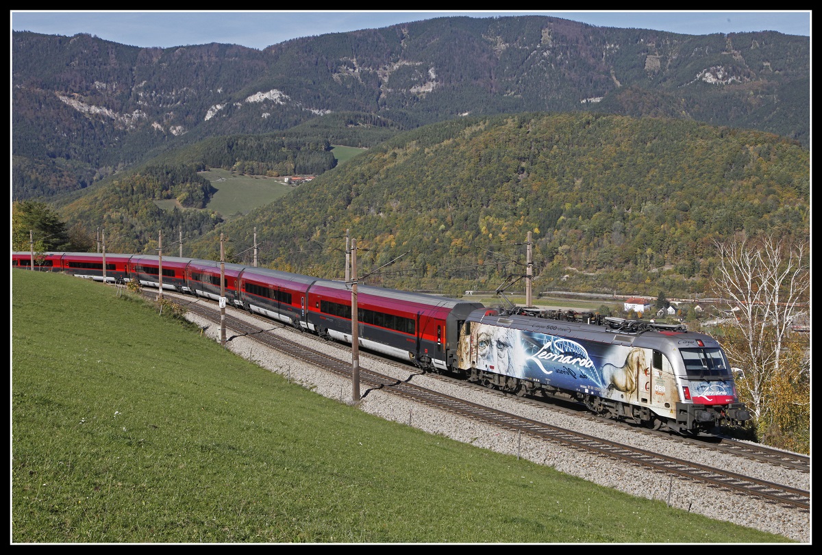 1216 019 mit Railjet bei Eichberg am 24.10.2019.