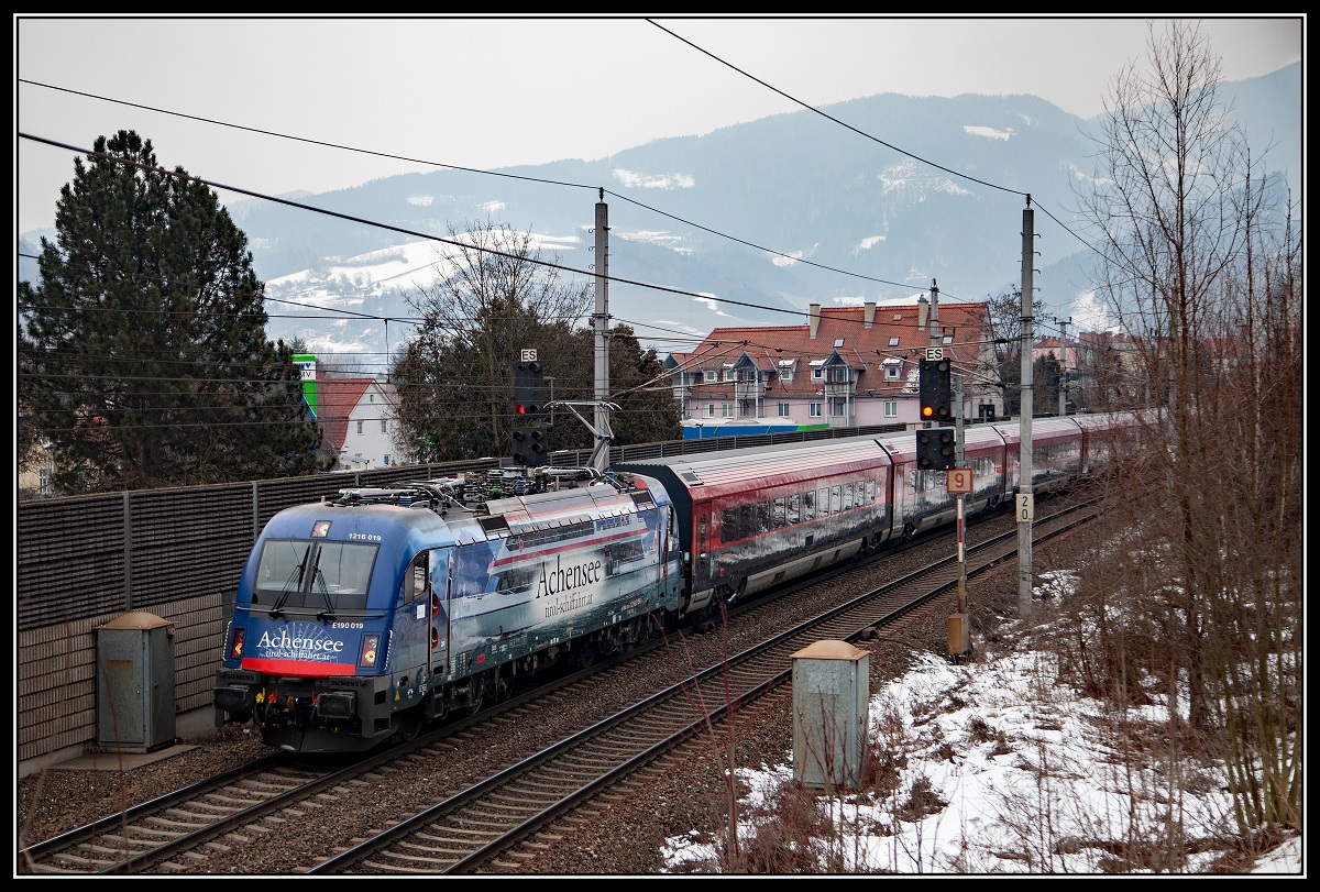 1216 019 mit RJ133 bei Bruck ander Mur am 2.03.2018.