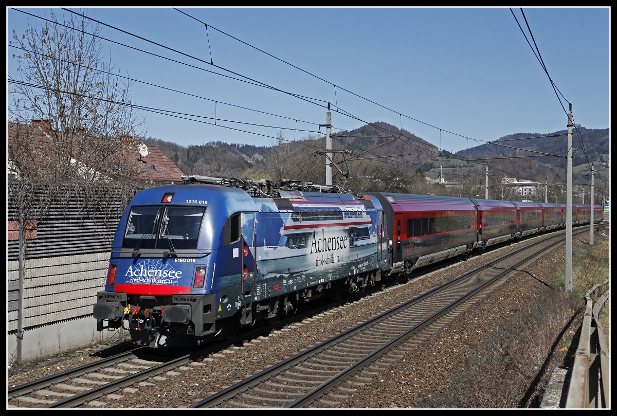 1216 019 mit RJ133 bei Bruck an der Mur am 6.04.2018.