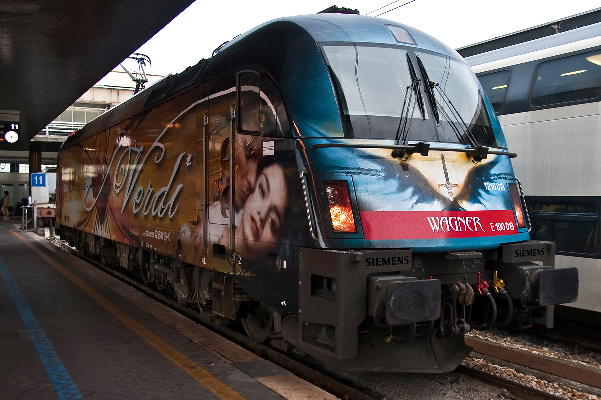 1216 019 in Venezia SL, nachdem sie den EC 87 von Mnchen nach Venedig gebracht hatte. Die Aufnahme enstand am 11.09.2013.