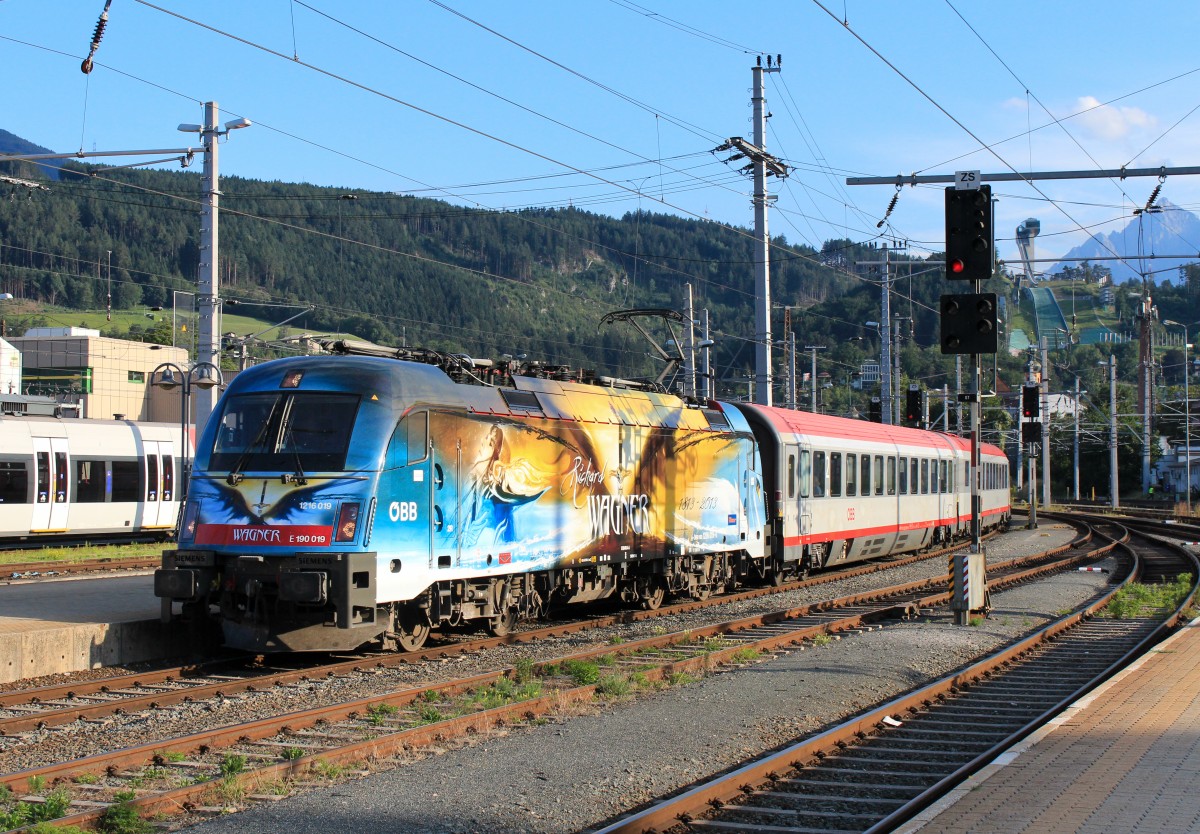 1216 019  Verdi / Wagner  mit einem EC am 15. August 2013 in Innsbruck.