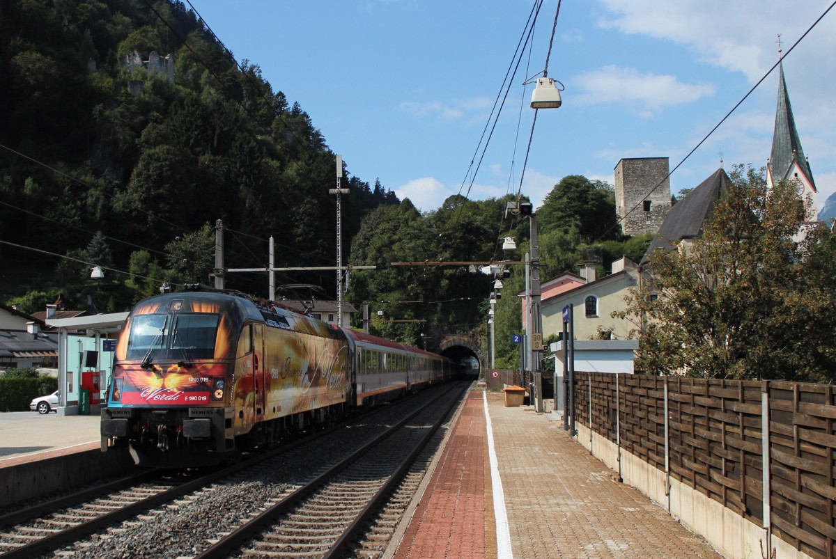 1216 019  Verdi-Wagner  als EC 82  DB-BB Eurocity  auf der Fahrt von Innsbruck Hauptbahnhof nach Mnchen Hauptbahnhof, hier zum sehen bei der Durchfahrt der Haltestelle Rattenberg-Kramsach; am 31.08.2013