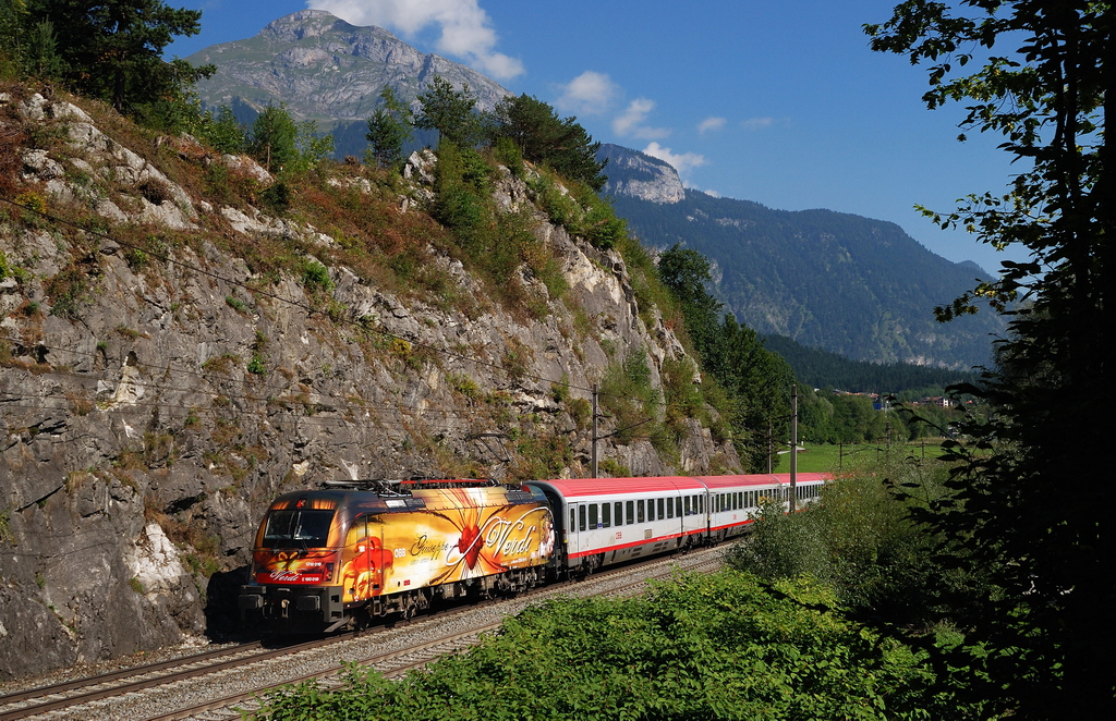 1216 019 (Verdi und Wagner) mit EC 85 vor Jenbach (22.08.2013)