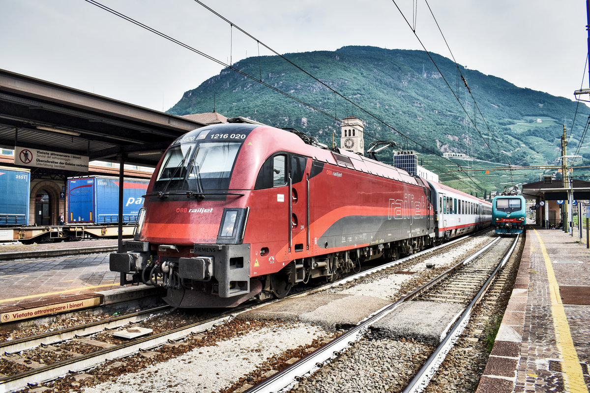 1216 020-8 hält mit dem EC 81 (München Hbf - Bologna Centrale) im Bahnhof Bolzano/Bozen.
Aufgenommen am 28.8.2019.