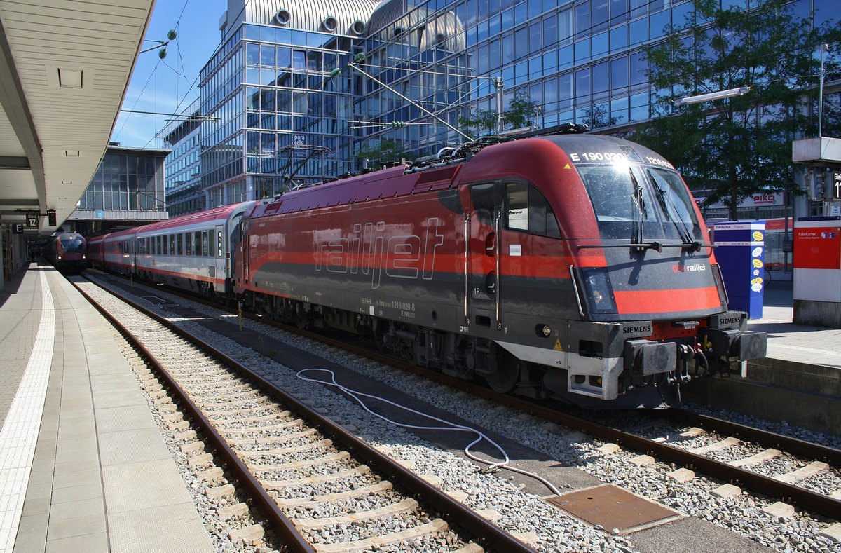 1216 020-8 steht am 14.8.2017 mit dem EC83 nach	Verona Porta Nuova im Münchener Hauptbahnhof bereit.