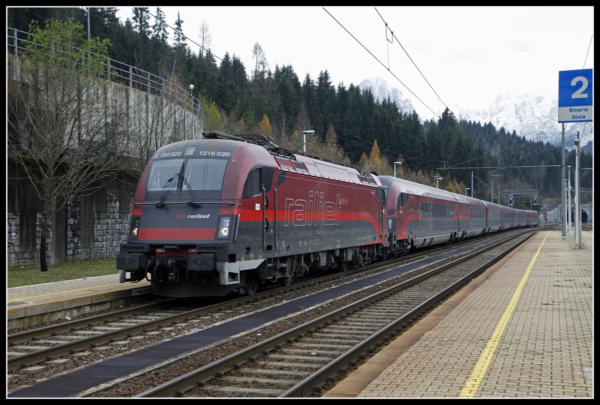 1216 020 fährt am 27.11.2018 mit RJ132 in den Bahnhof Tarvisio Boscoverde ein.