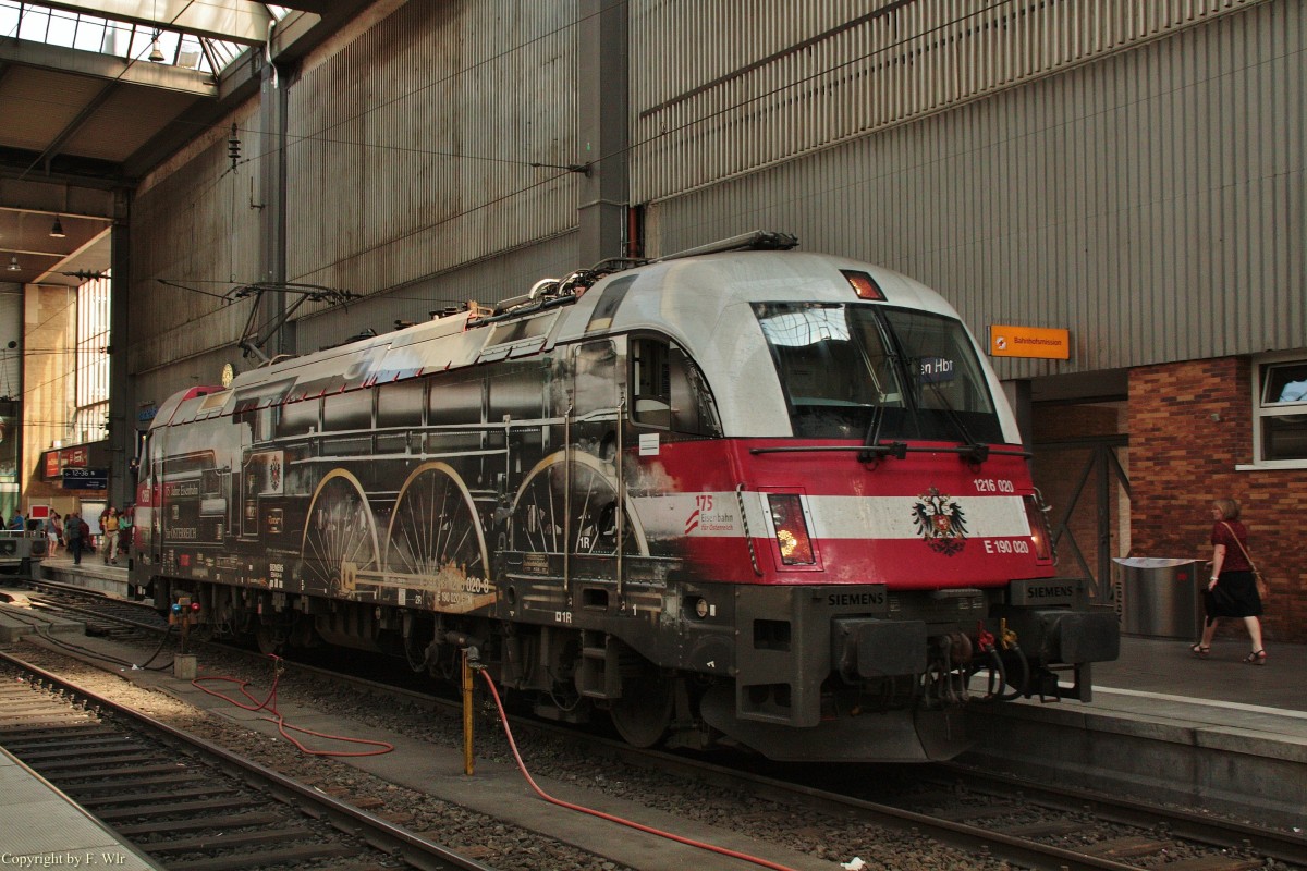 1216 020, mit alter Lackierung, und Solo, am 11.07.13 in Mnchen Hbf.