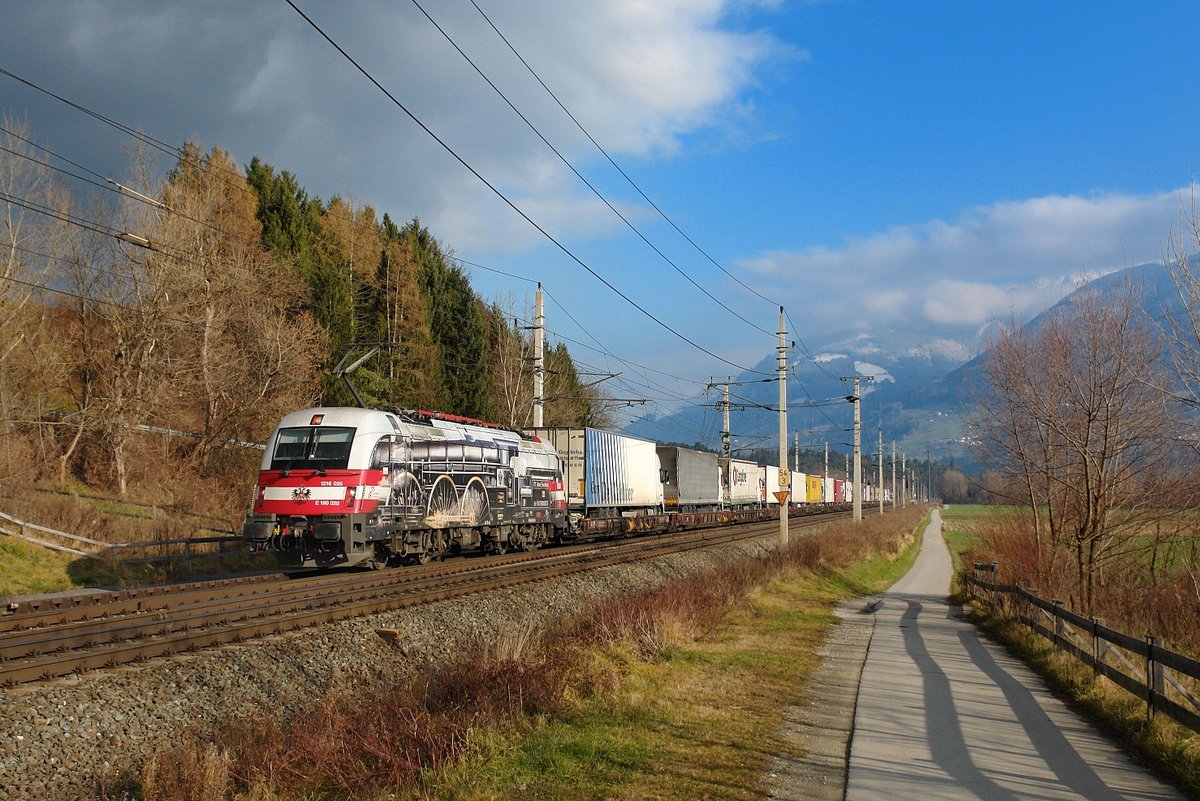 1216 020 mit einer Rola am 01.12.2012 bei Terfens. 