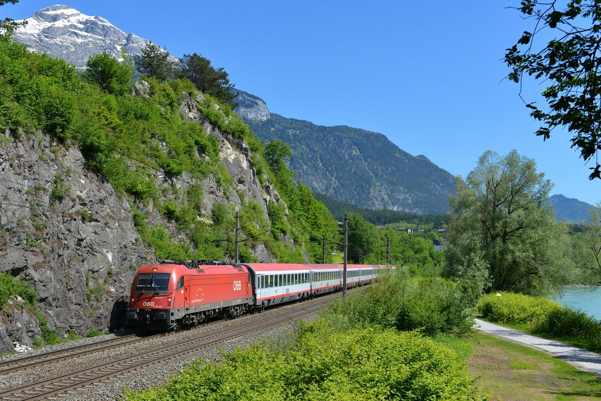 1216 021 mit EC 85 am 19.05.2012 bei Jenbach. 