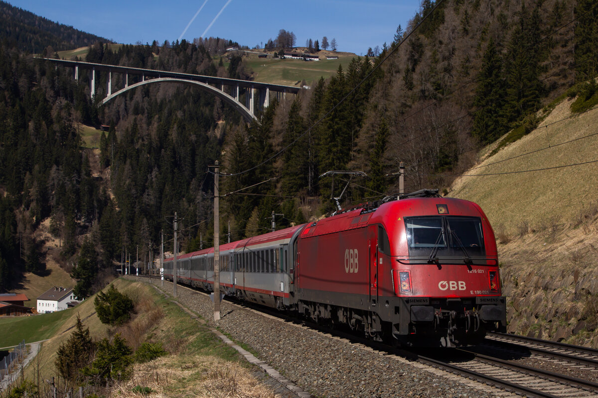 1216 021 mit ihrem EuroCity nach Italien bei St. Jodok Bahnbilder.de