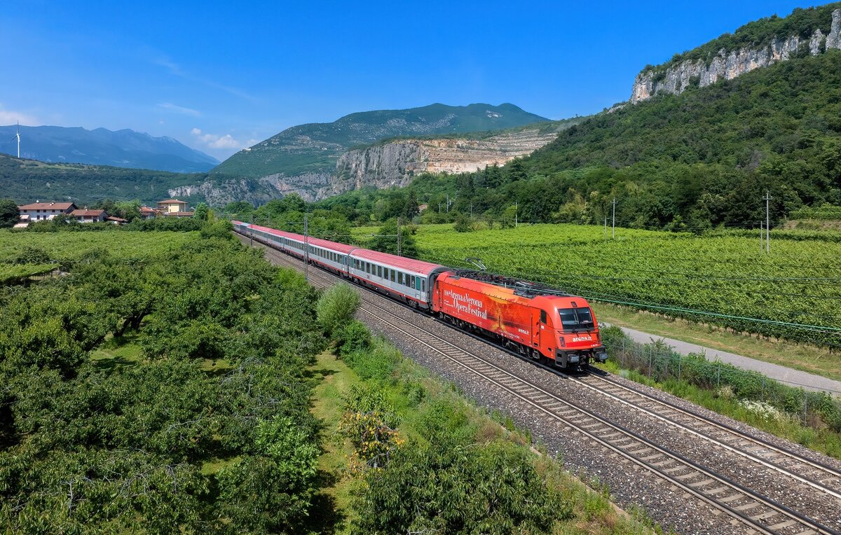 1216 022 mit EC 83 am 19.06.2023 bei Domegliara. 