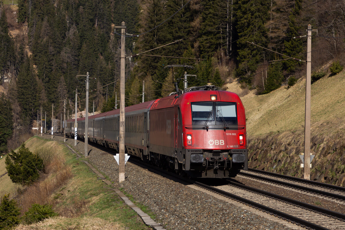 1216 022 mit ihrem EuroCity nach Italien bei St. Jodok. 14.4.22