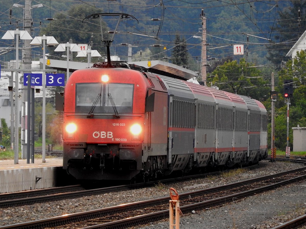 1216 023, E190023 (Part of the best) spielt bei trüben Sonntagsvormittagswetter die Tonleiter bei Ausfahrt mit EC31 aus dem Bhf. Treibach-Althofen hoch; 170910